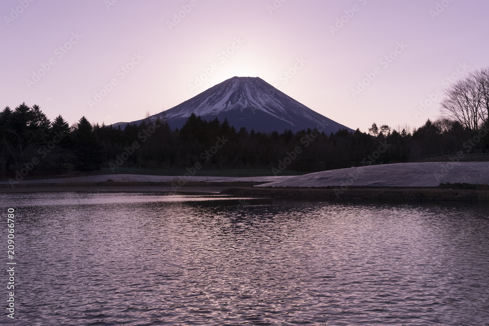 冬季富士钻石，落日与富士山顶交汇的景色