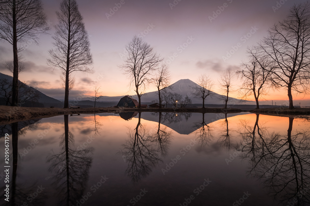 上午在静冈县富士宫伏磨帕拉露营地的富士山