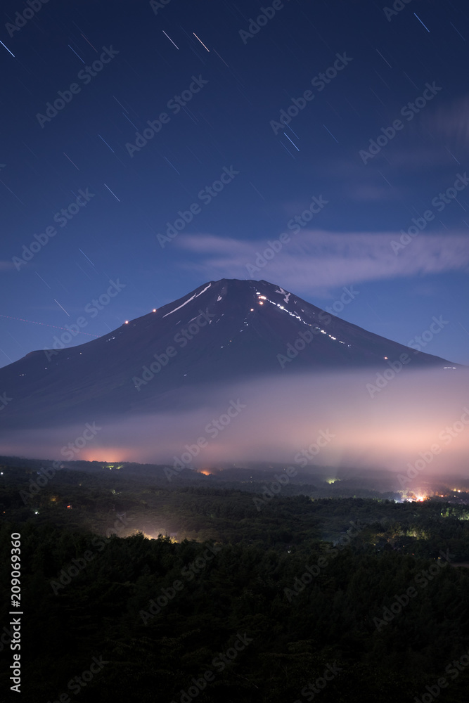 山中湖有云的富士山夜景