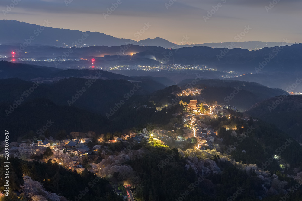 吉野山樱花点亮。日本最著名的奈良县吉野山