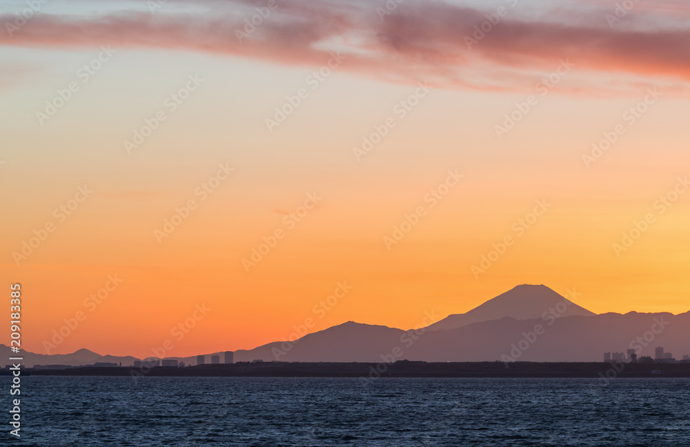 冬季日落时的富士山和东京湾。东京湾是位于南部的海湾