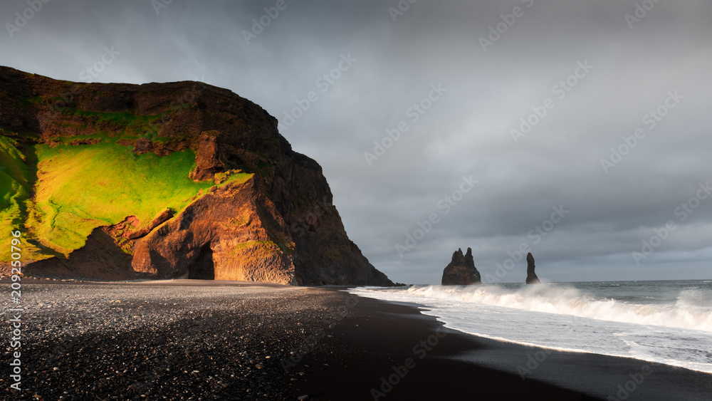 令人难以置信的黑色海滩和巨魔脚趾的景色。冰岛维克的Reynisdrangar