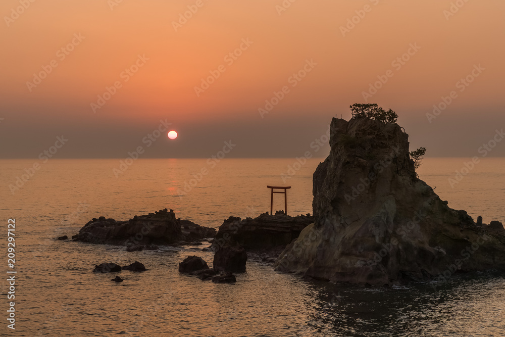 福岛县岩城镇八町海滩夏季海上日出。