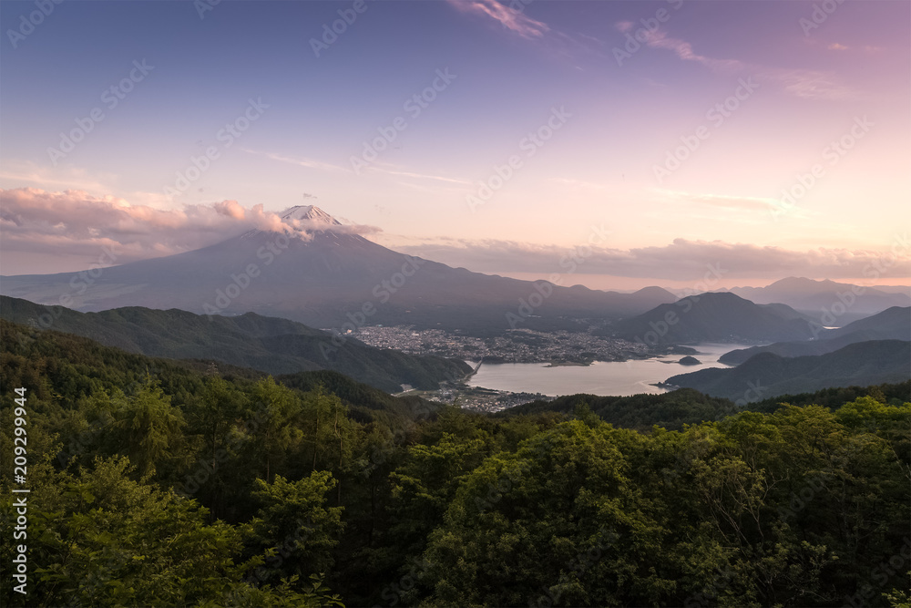 富士山，日落的天空和夏天的川久保子湖