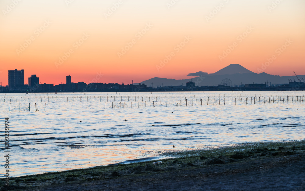 冬季东京日落、船桥地区的东京湾和富士山的美景