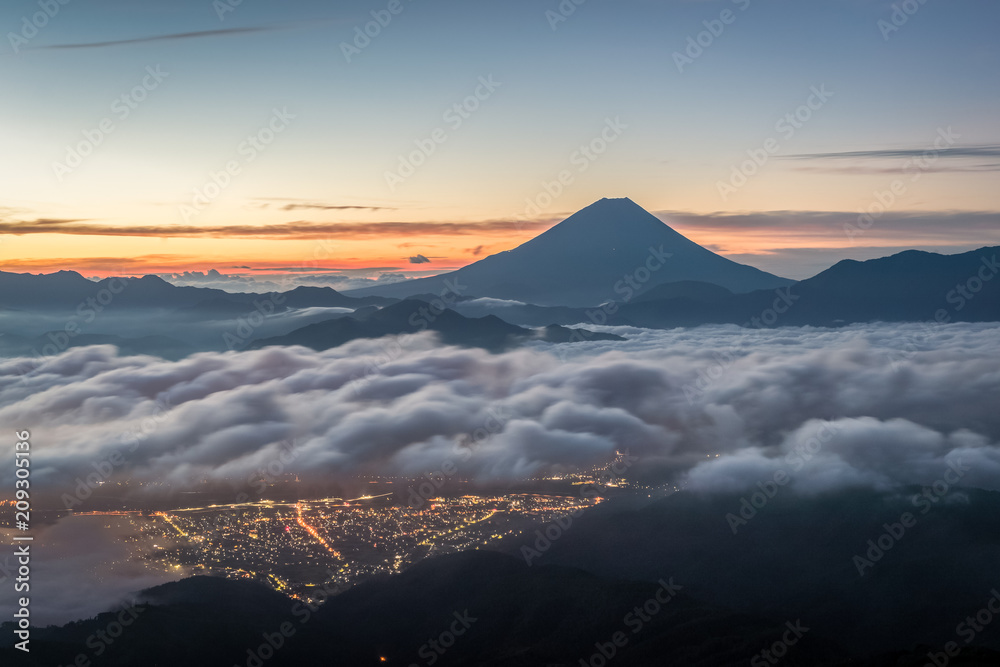 夏季云海中的富士山，从草田山看