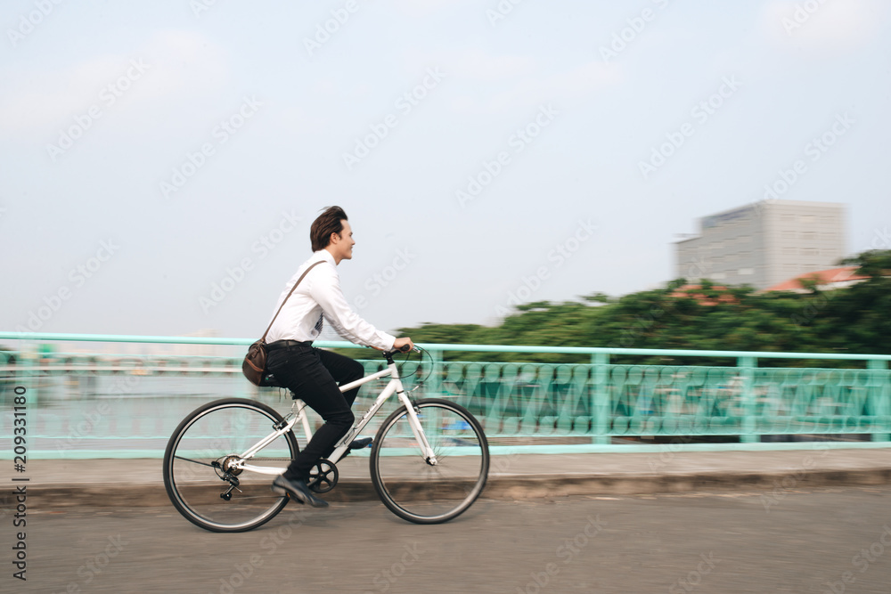 一位活跃的商人在上班路上骑自行车的个人资料图片