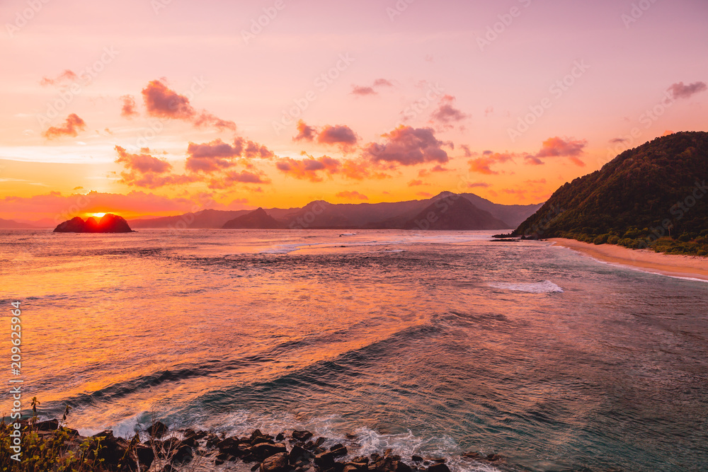 海洋，海岸和日落与云。海洋与日落的颜色