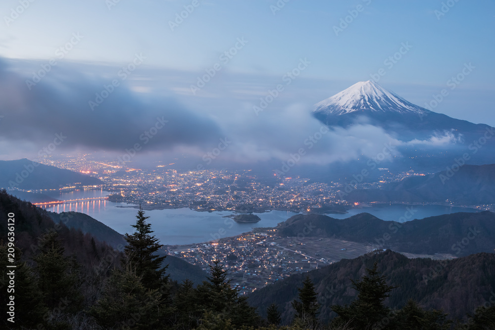 从新都道视角看清晨的富士山，云雾缭绕，川口湖。