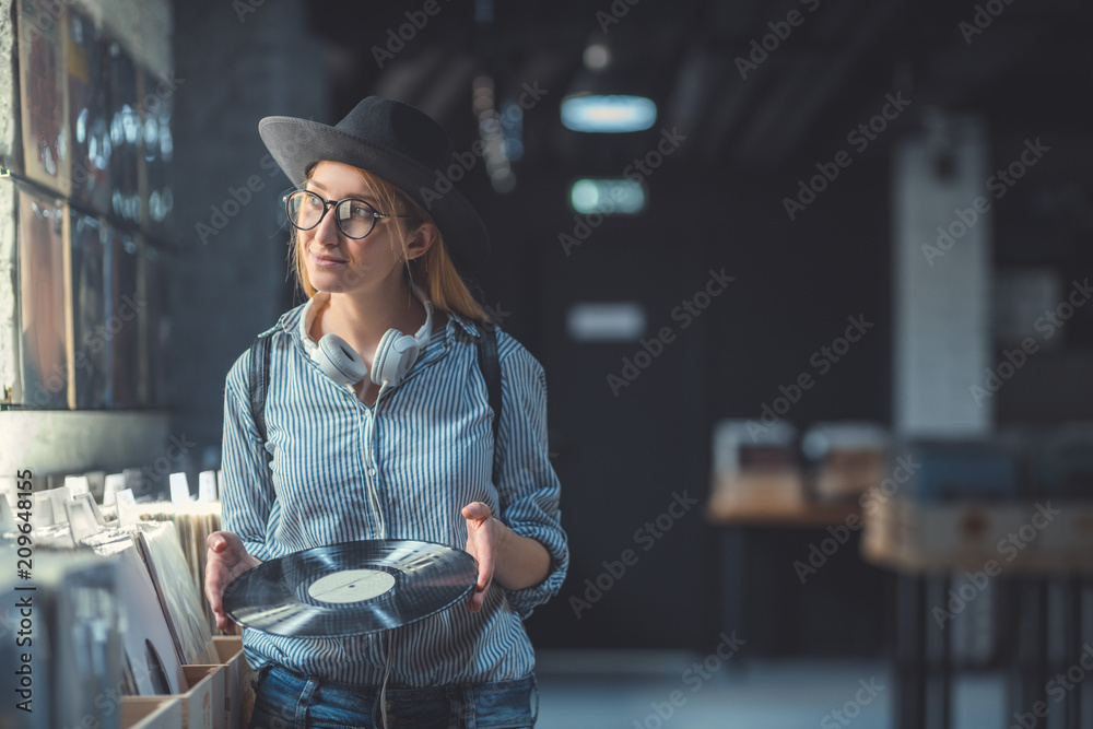 店里有一张黑胶唱片的迷人女孩