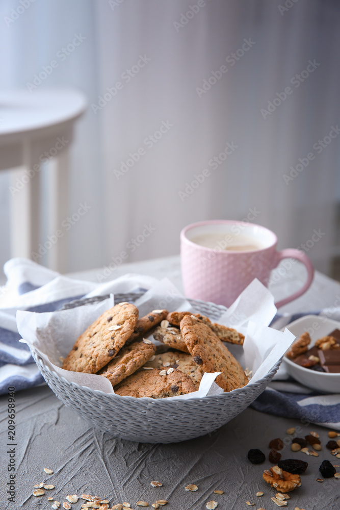 桌上有美味的燕麦饼干和一杯咖啡的柳条碗