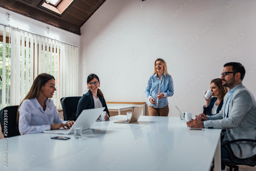 女性在会议或会议上做演讲。