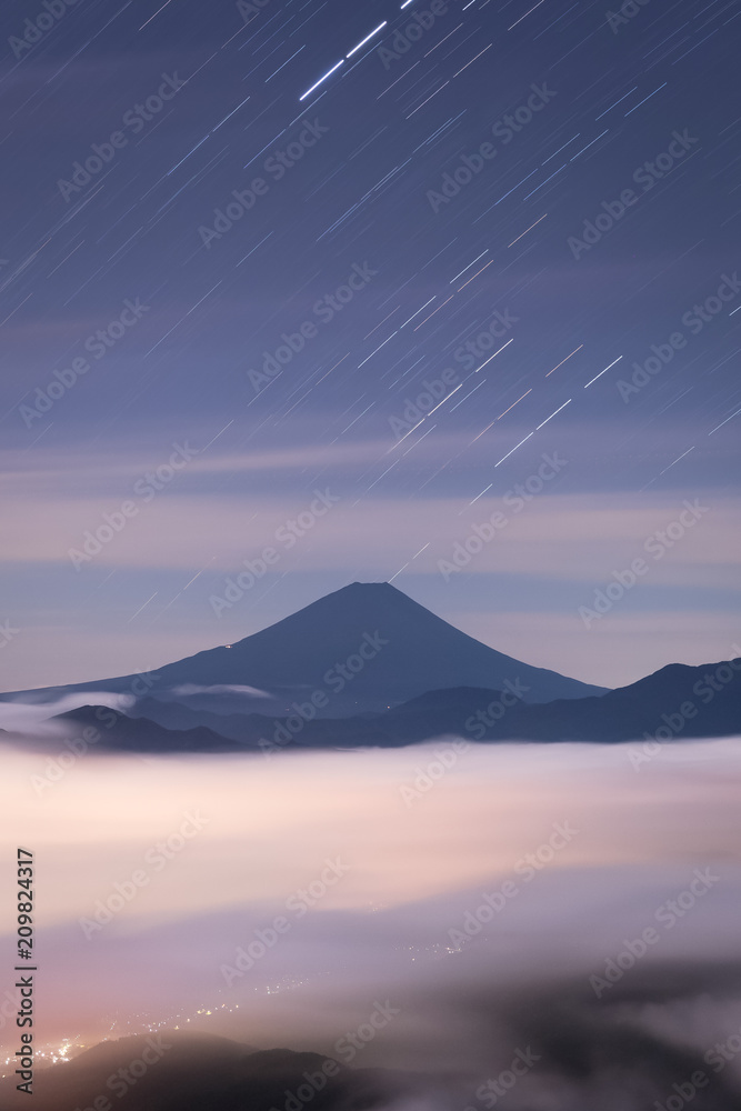 富士山，夏季云海，从Kushigata山看