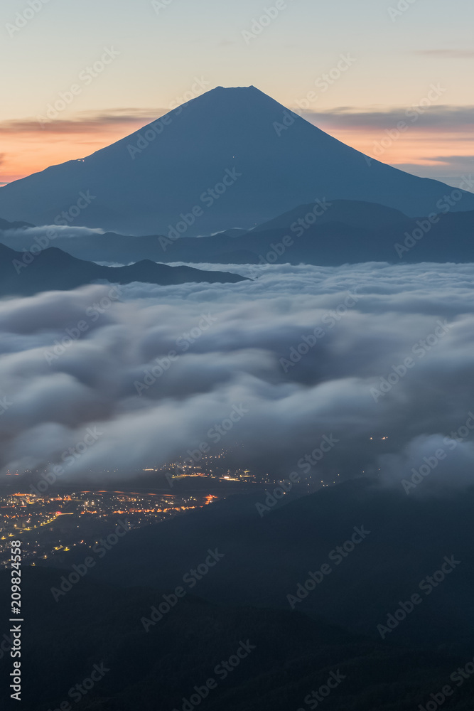 富士山，夏季云海，从Kushigata山看