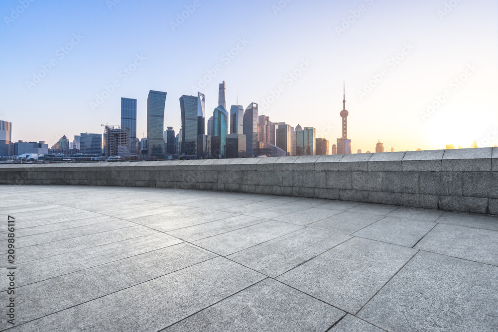 城市天际线全景，空荡荡的广场