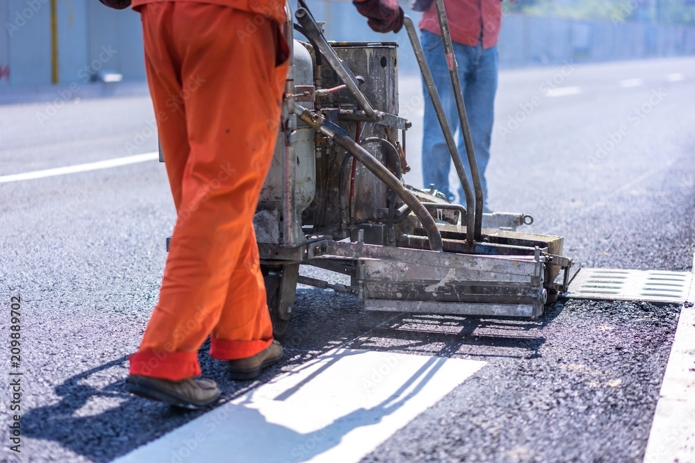 在道路施工现场工作的工人