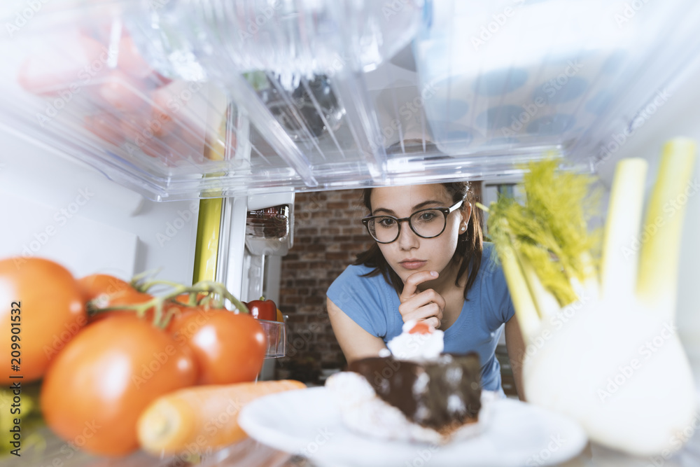 从冰箱里取出健康食品的女人