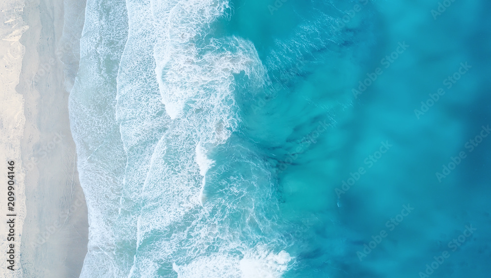 以海滩上的海浪为背景。夏季美丽的自然背景