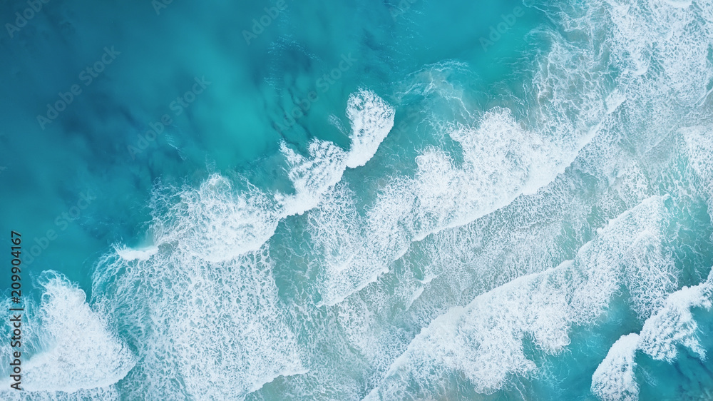 海滩上的海浪作为背景。夏天美丽的自然背景