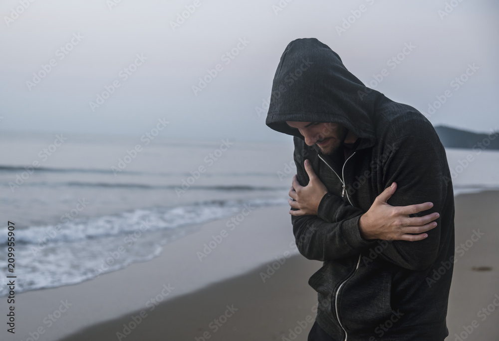 高加索男子独自在海滩上行走