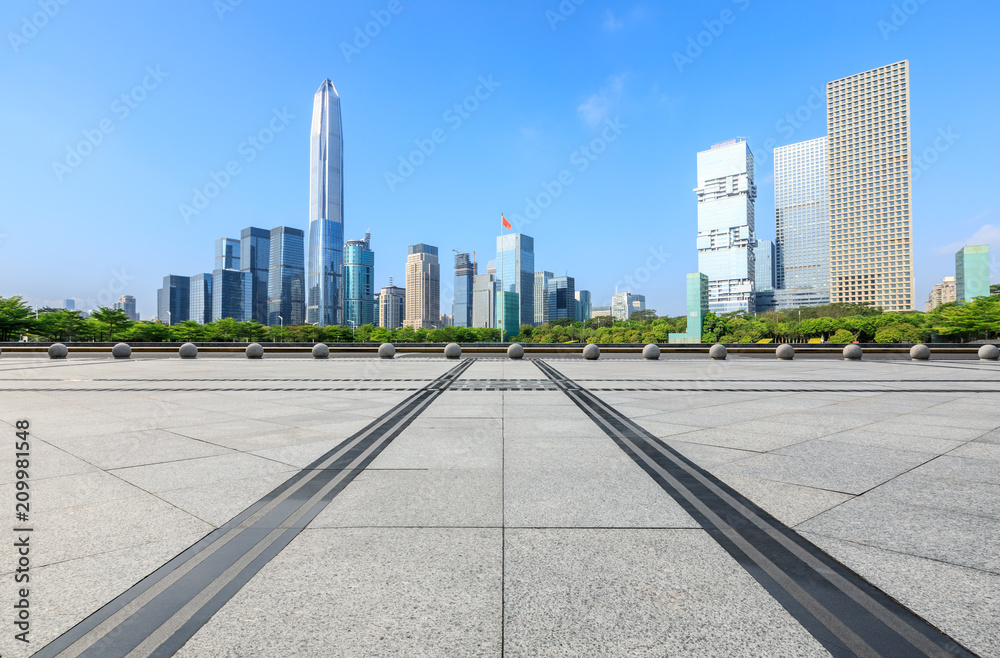 中国深圳空荡荡的广场层和现代城市商业建筑全景