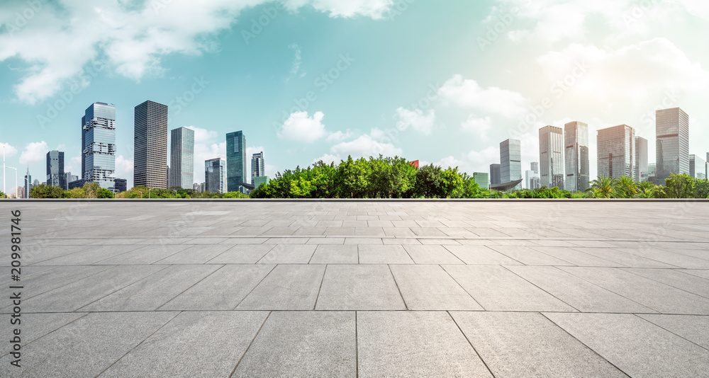 中国深圳空荡荡的广场层和现代城市商业建筑全景