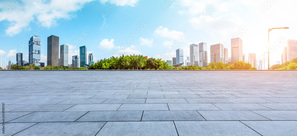 中国深圳空荡荡的广场层和现代城市商业建筑全景