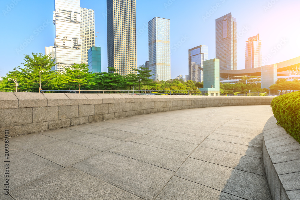 深圳日出时的空通道和现代商业建筑