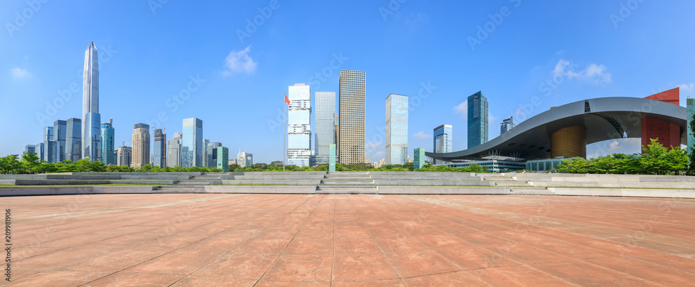 中国深圳空荡荡的广场层和现代城市商业建筑全景