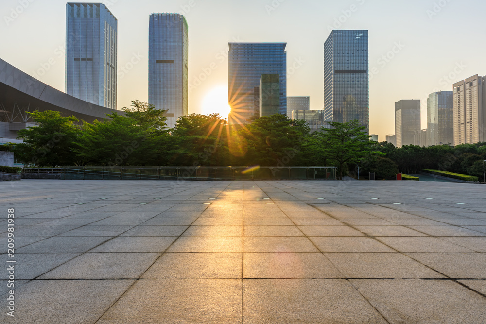 深圳日出时的空广场和现代商业建筑