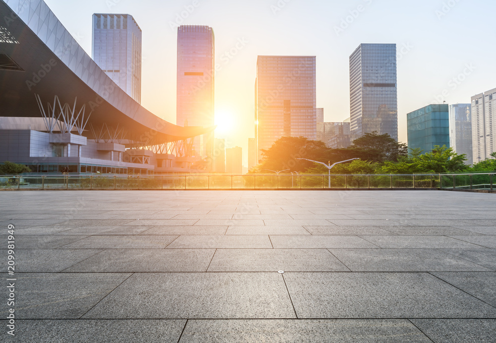 深圳日出时的空广场和现代商业建筑