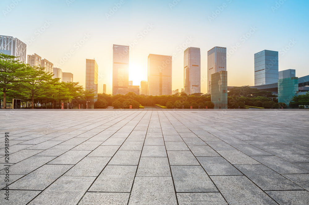 深圳日出时的空广场和现代商业建筑