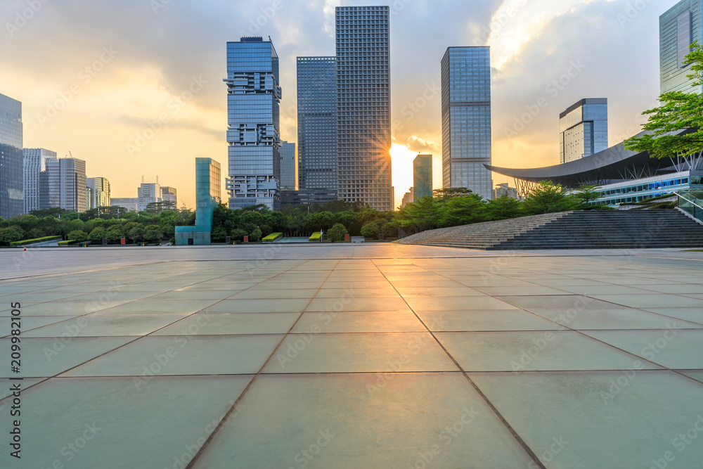 深圳日出时的空旷广场层和现代商业建筑