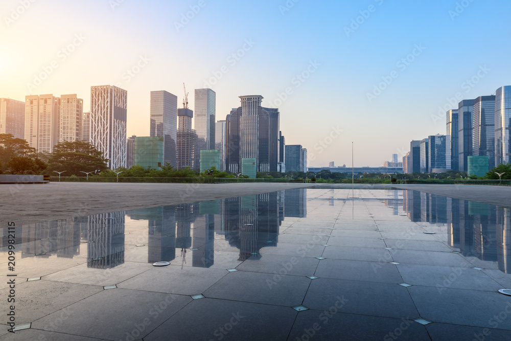 深圳日出时的空广场和现代商业建筑