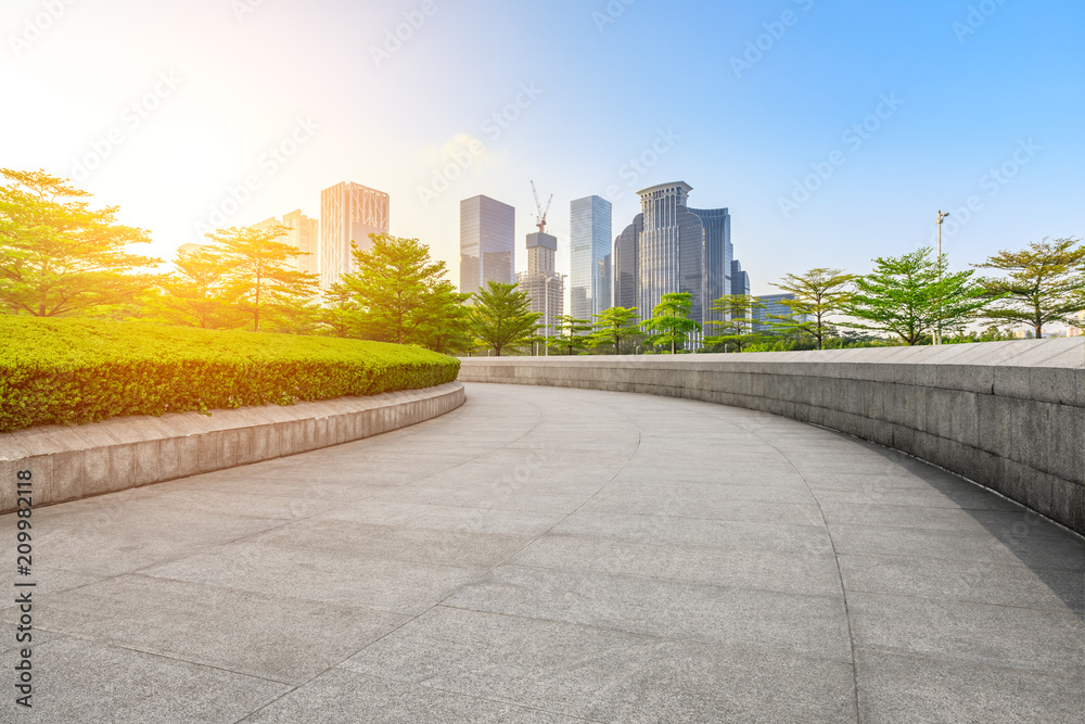 深圳日出时的空通道和现代商业建筑