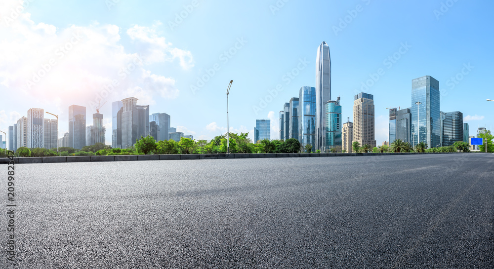 中国深圳空旷的柏油路和现代城市商业建筑全景