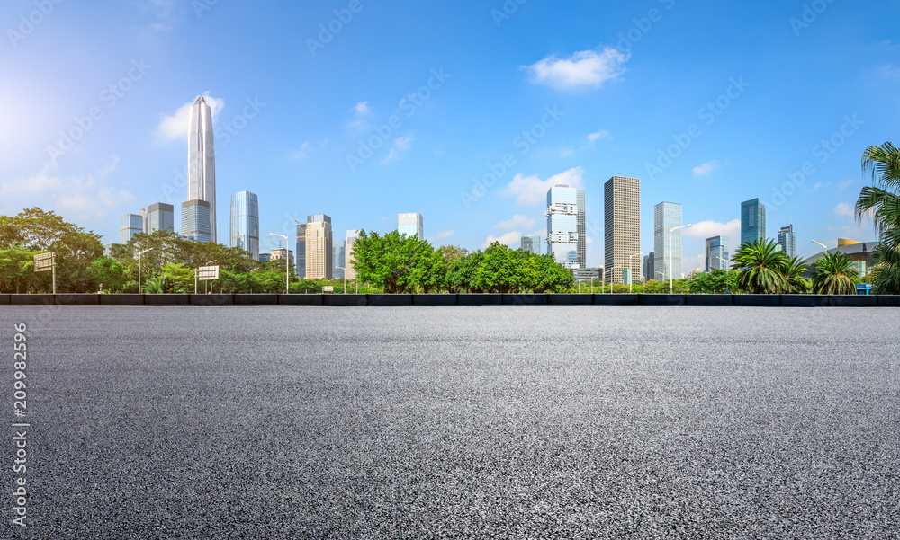 中国深圳空旷的柏油路和现代城市商业建筑全景