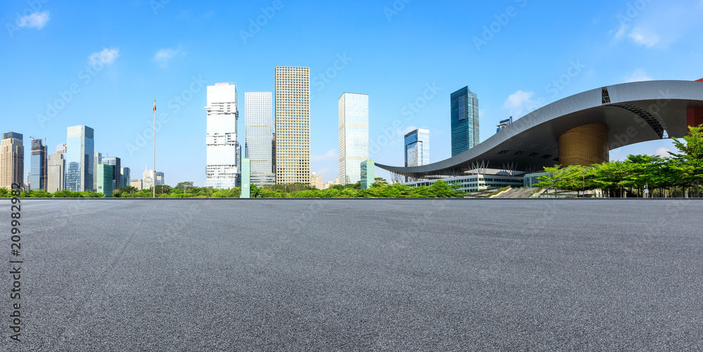 深圳沥青路与现代城市商业建筑全景