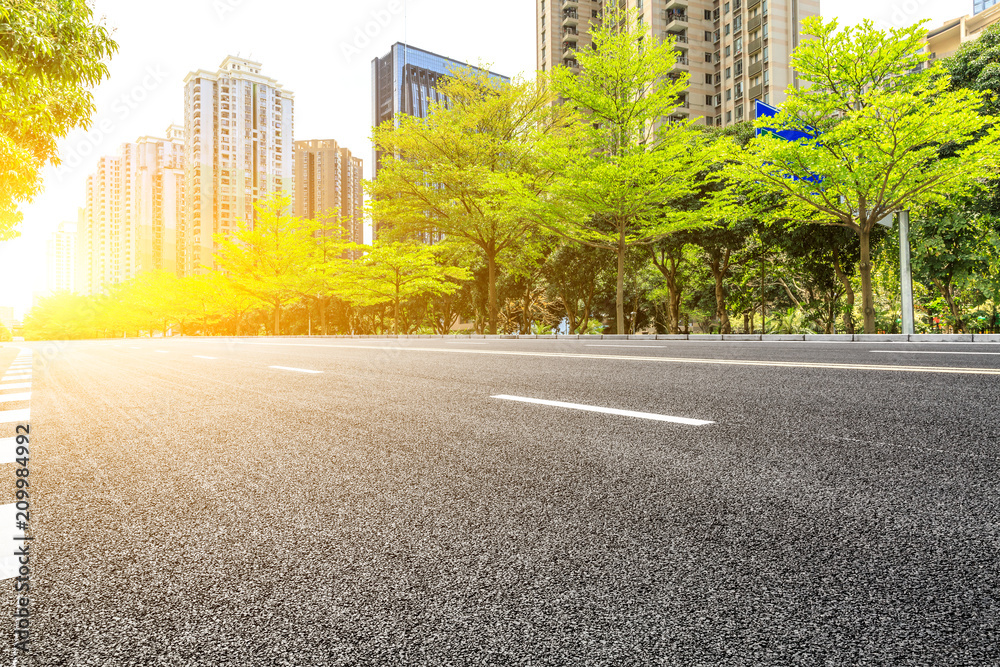 沥青道路和现代商业建筑和树木