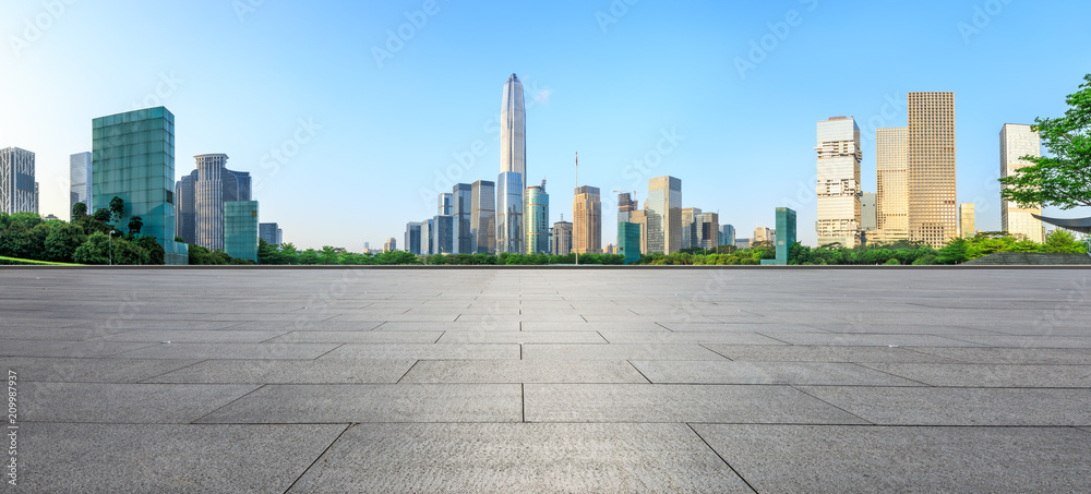 中国深圳空旷的广场层和现代城市天际线全景