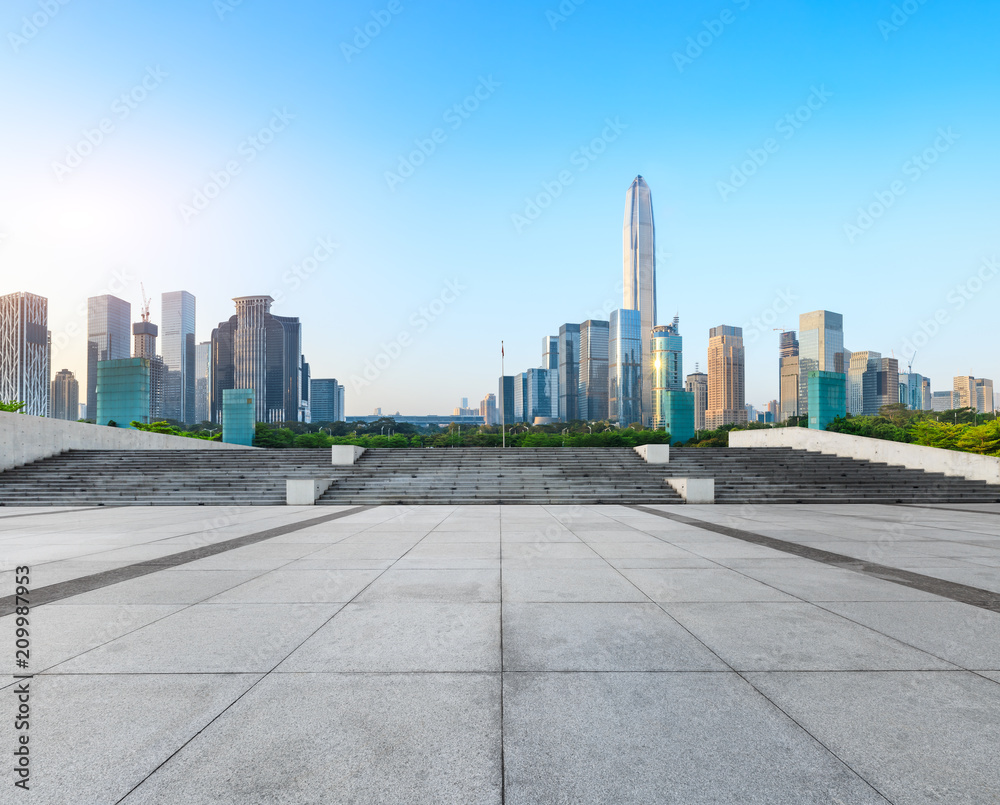 中国深圳空荡荡的广场层和现代化的城市天际线