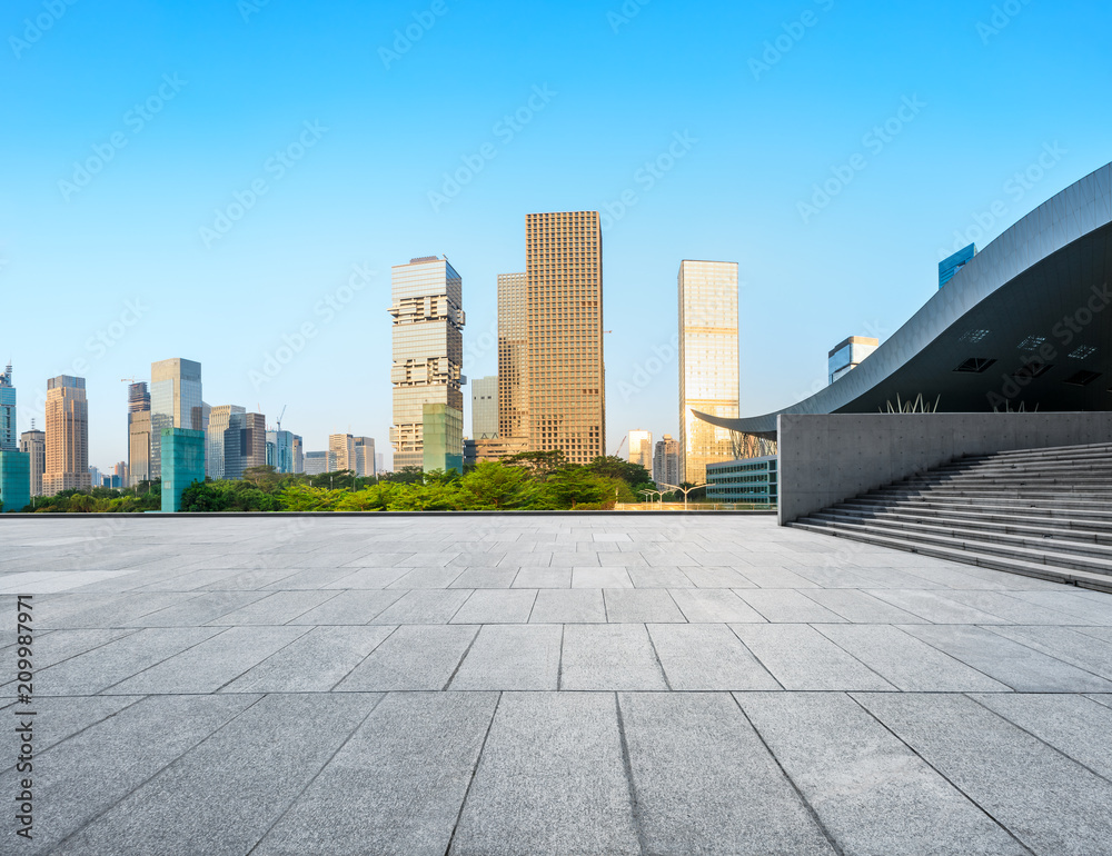 中国深圳空荡荡的广场层和现代化的城市天际线