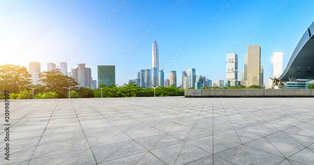 中国深圳空旷的广场层和现代城市天际线全景