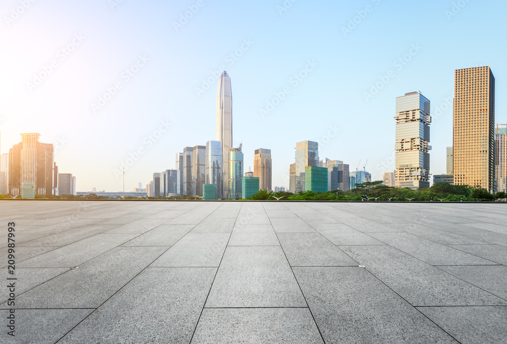 中国深圳空荡荡的广场层和现代化的城市天际线