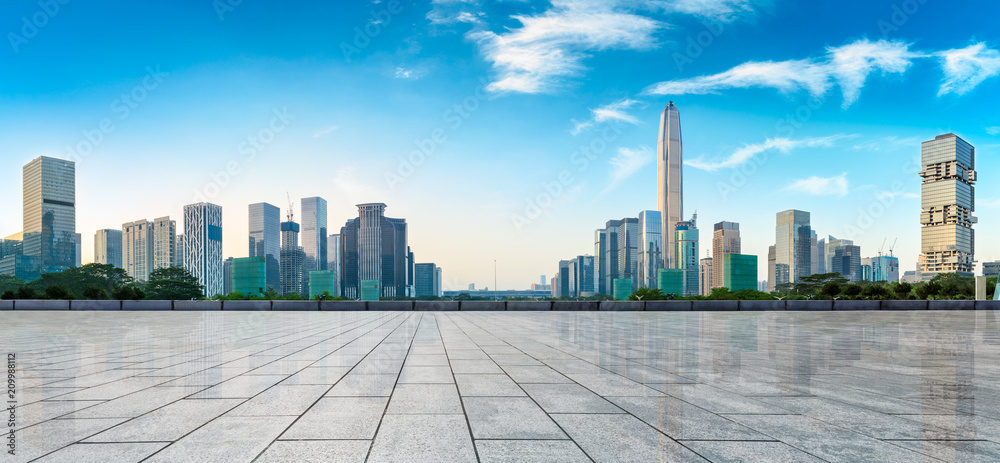 中国深圳空旷的广场层和现代城市天际线全景