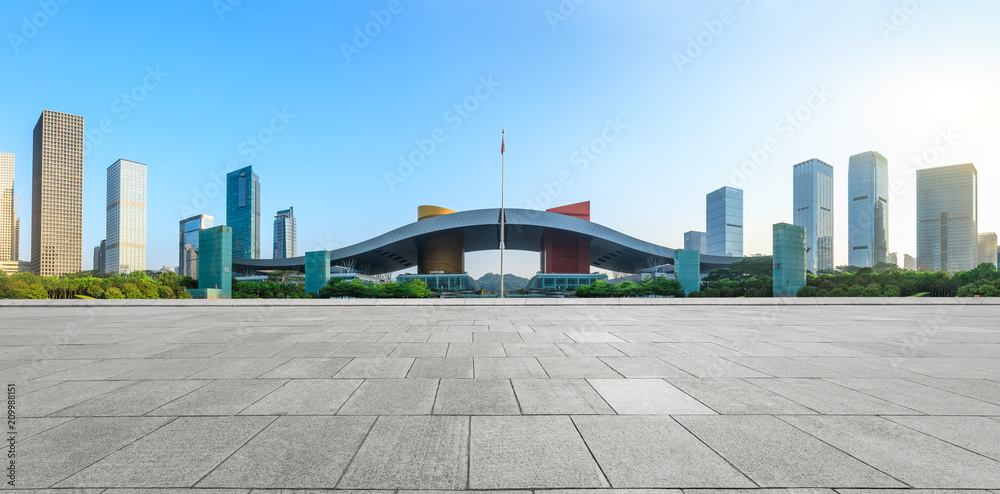 中国深圳空旷的广场层和现代城市天际线全景