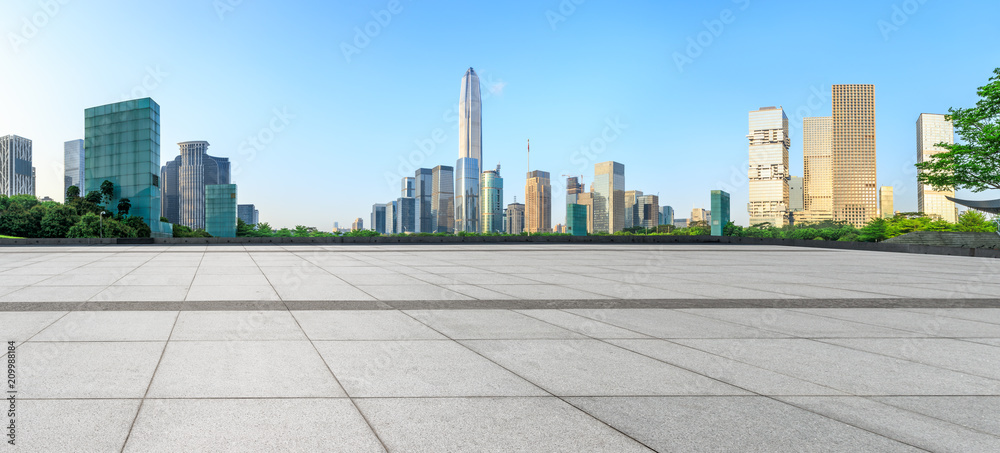 中国深圳空旷的广场层和现代城市天际线全景