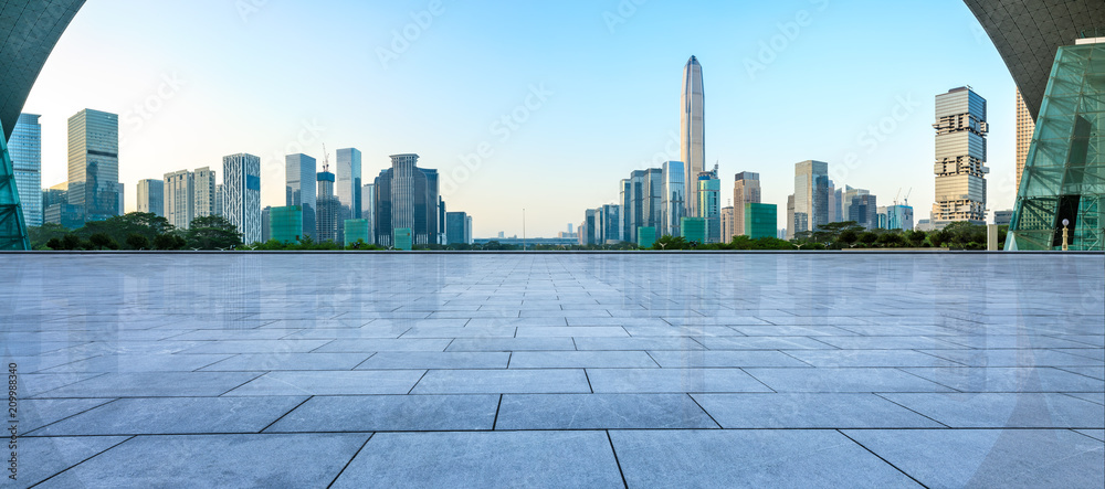 中国深圳空旷的广场层和现代城市天际线全景