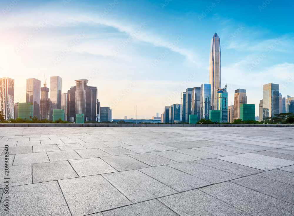 中国深圳空荡荡的广场层和现代化的城市天际线