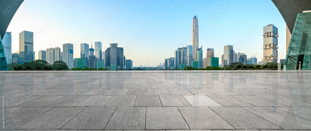 中国深圳空旷的广场层和现代城市天际线全景